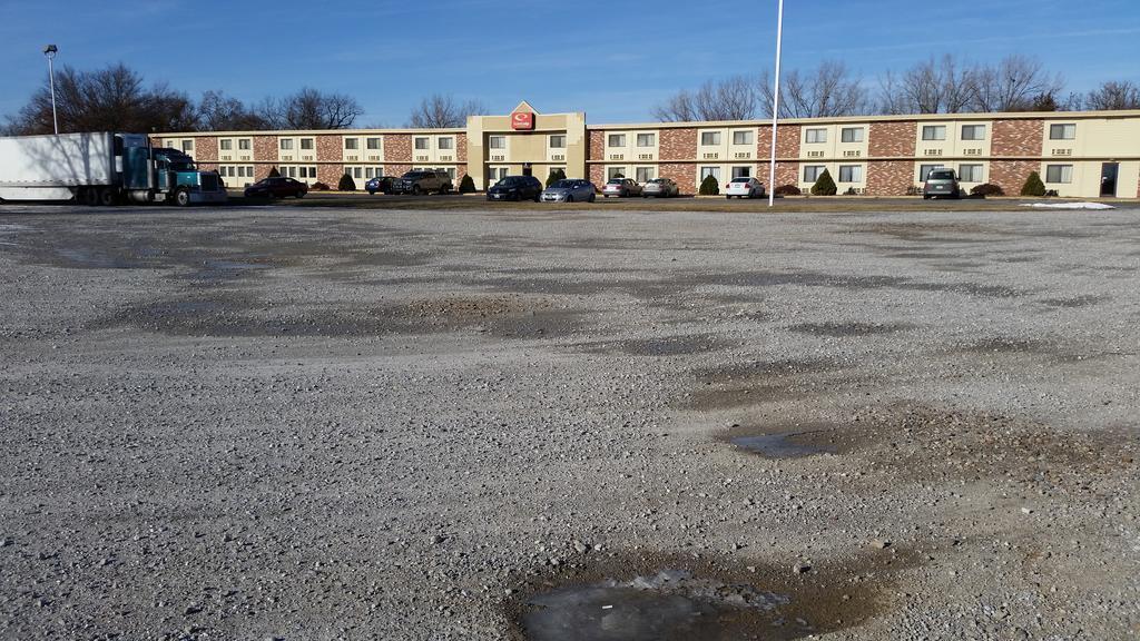 Econo Lodge Inn & Suites Newton Exterior photo